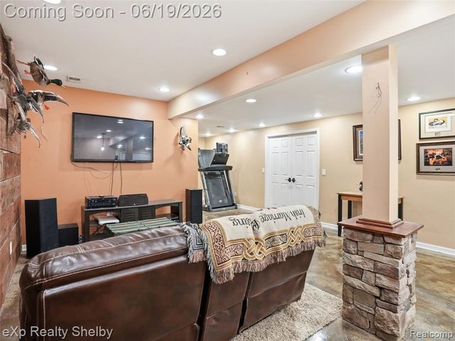 11127 Minnfrank Drive, Utica, MI 48316