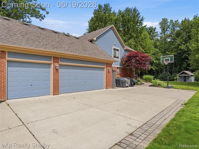 11127 Minnfrank Drive, Utica, MI 48316