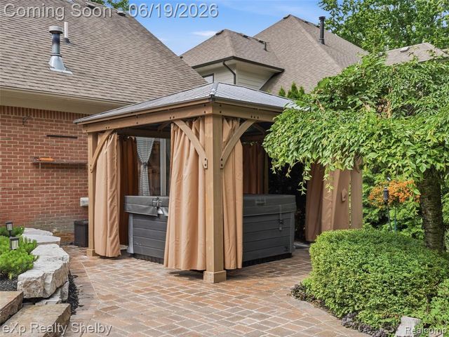 11127 Minnfrank Drive, Utica, MI 48316