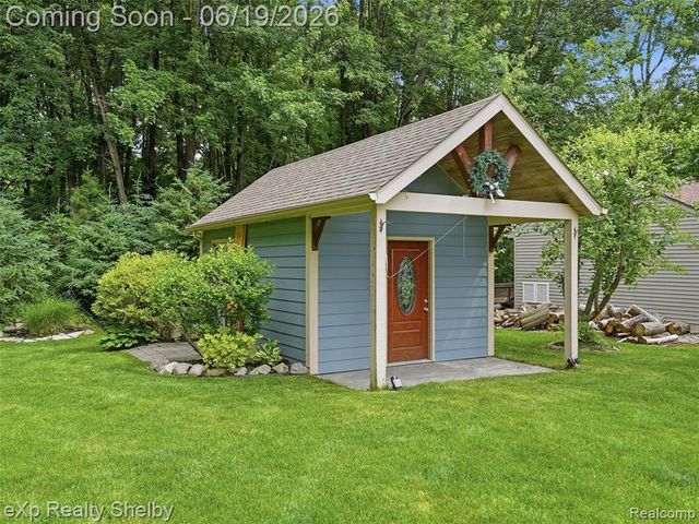 11127 Minnfrank Drive, Utica, MI 48316