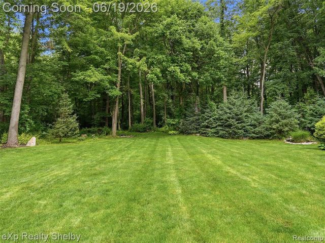 11127 Minnfrank Drive, Utica, MI 48316