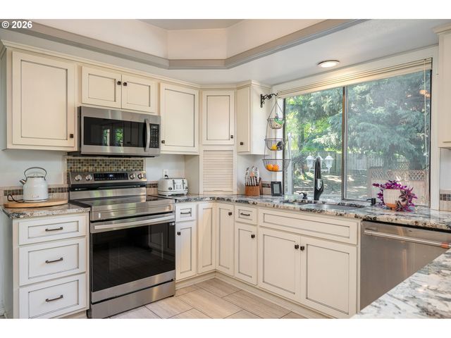 6031 Se ALDERCREST Rd, Milwaukie, OR 97267