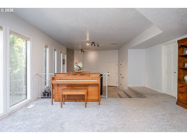 6031 Se ALDERCREST Rd, Milwaukie, OR 97267