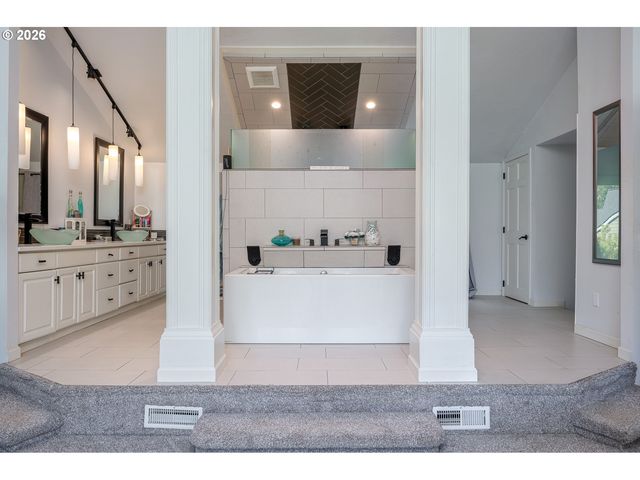 6031 Se ALDERCREST Rd, Milwaukie, OR 97267