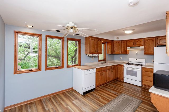 6915 Colby Avenue, Windsor Heights, IA 50324