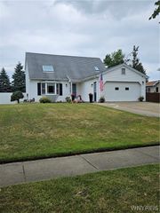 37 Country Place, Lancaster, NY 14086