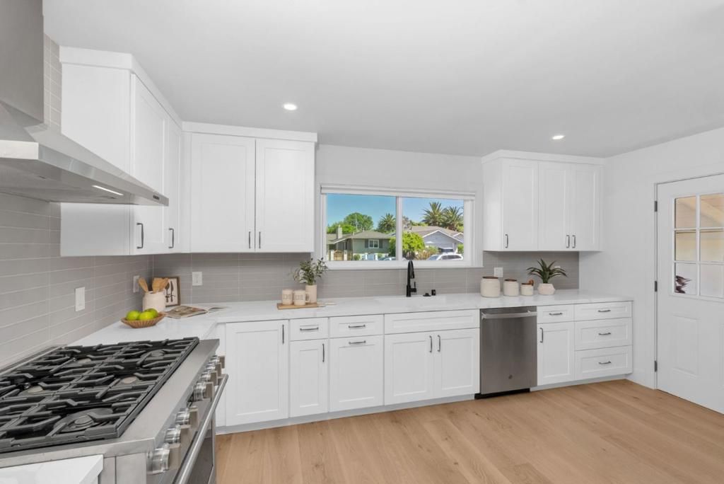 Image 10 of property listing at 2020 Helena Way, Redwood City, CA 94061