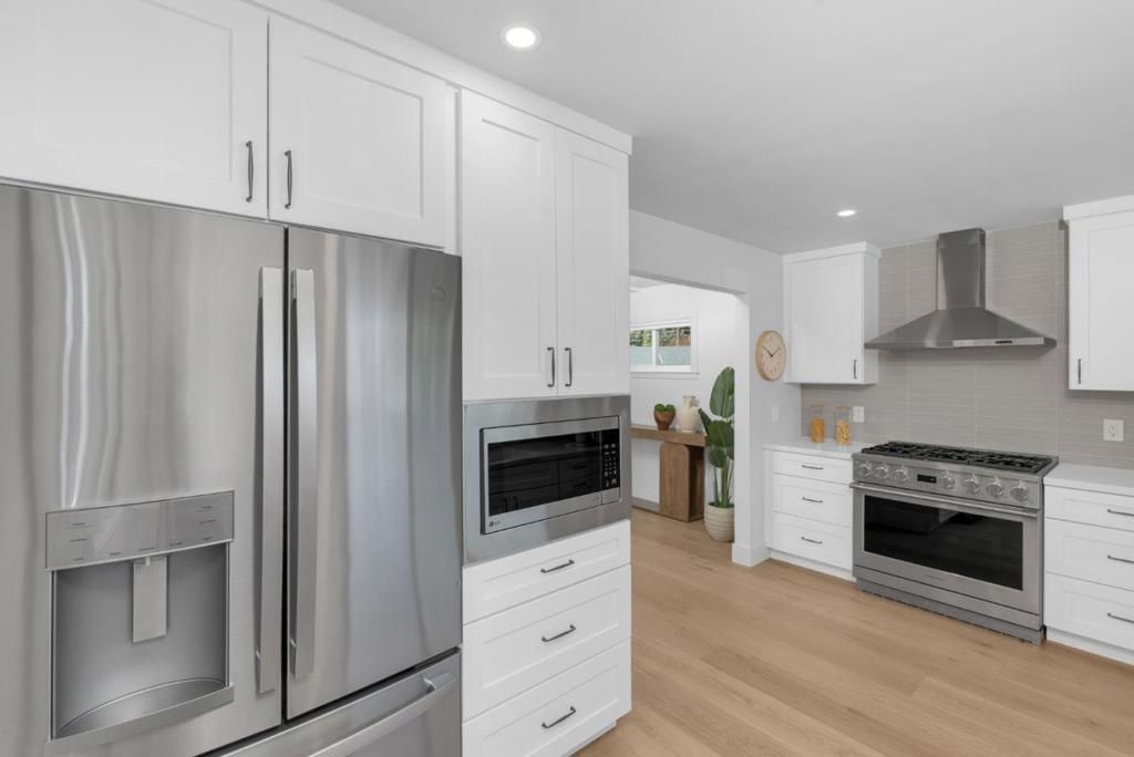 Image 13 of property listing at 2020 Helena Way, Redwood City, CA 94061