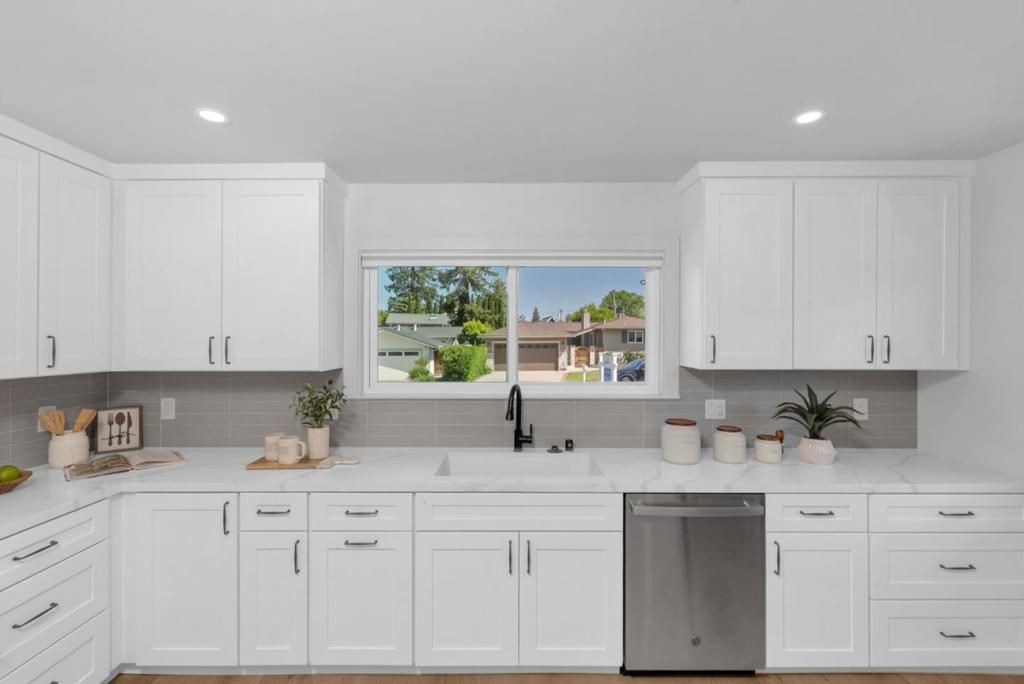 Image 9 of property listing at 2020 Helena Way, Redwood City, CA 94061