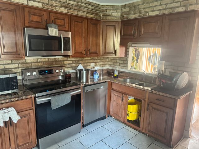 826 E 194th Street, Glenwood, IL 60425