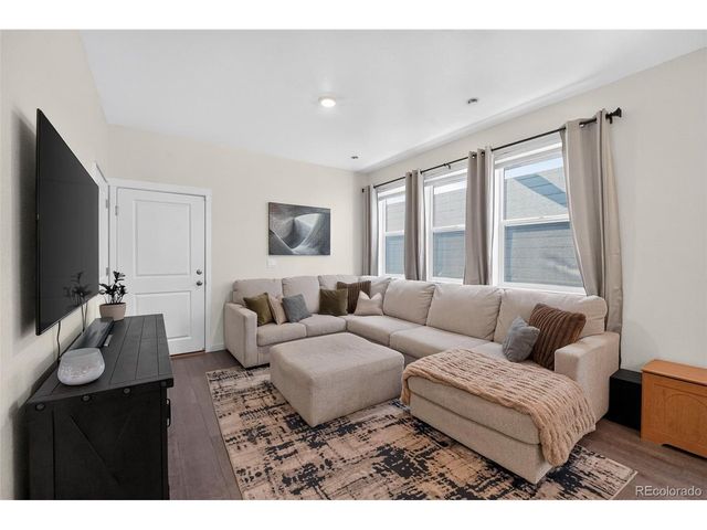 592 Thoroughbred Ln, Johnstown, CO 80534