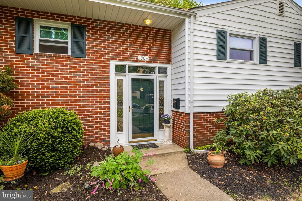 Image 3 of property listing at 1907 LOGWIND RD, Baltimore, MD 21228