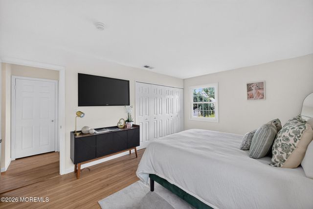 26 Inglewood Lane, Matawan, NJ 07747