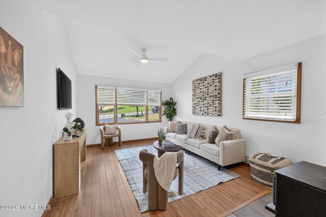 26 Inglewood Lane, Matawan, NJ 07747
