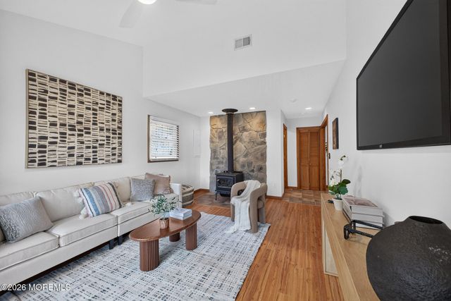26 Inglewood Lane, Matawan, NJ 07747