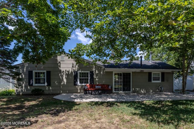 26 Inglewood Lane, Matawan, NJ 07747