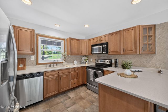 26 Inglewood Lane, Matawan, NJ 07747