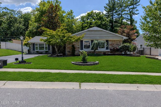 26 Inglewood Lane, Matawan, NJ 07747