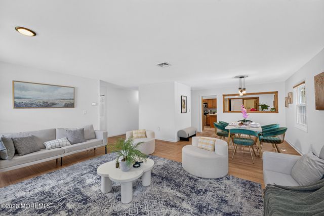 26 Inglewood Lane, Matawan, NJ 07747