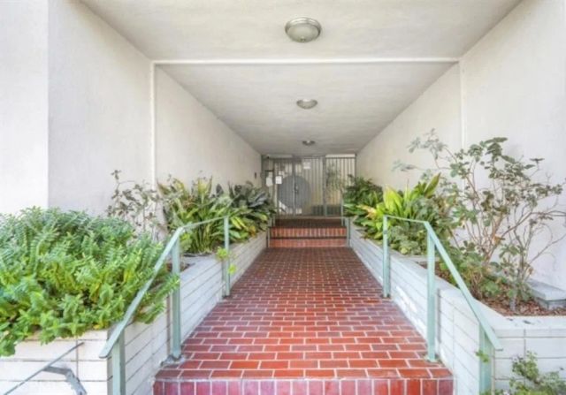 4614 Finley, Los Angeles, CA 90027