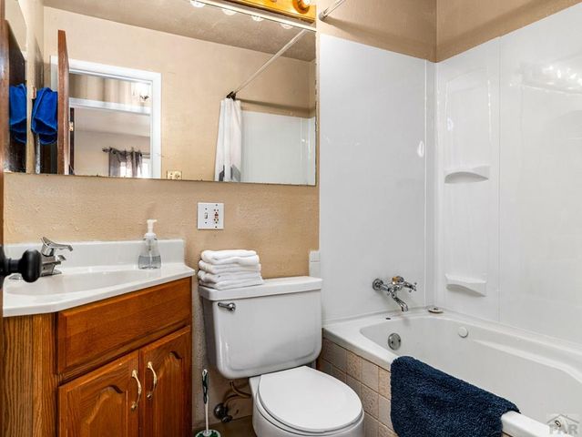 32 Scotland Rd, Pueblo, CO 81001