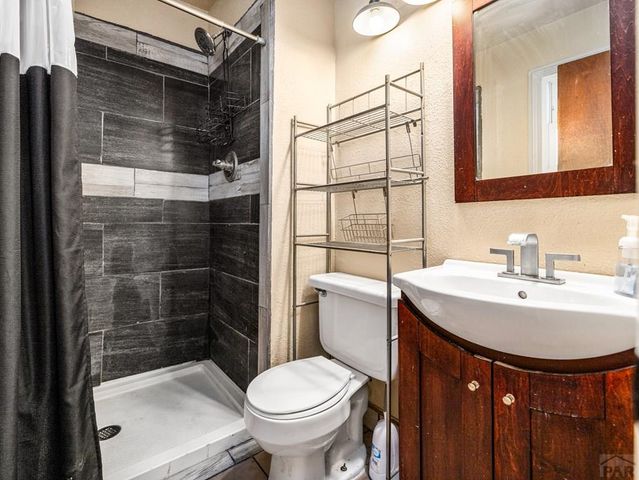 32 Scotland Rd, Pueblo, CO 81001