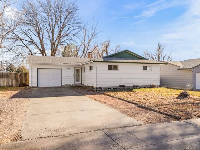 32 Scotland Rd, Pueblo, CO 81001