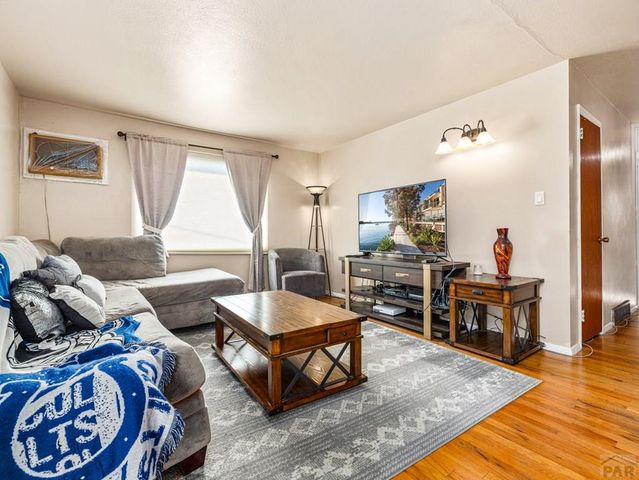 32 Scotland Rd, Pueblo, CO 81001