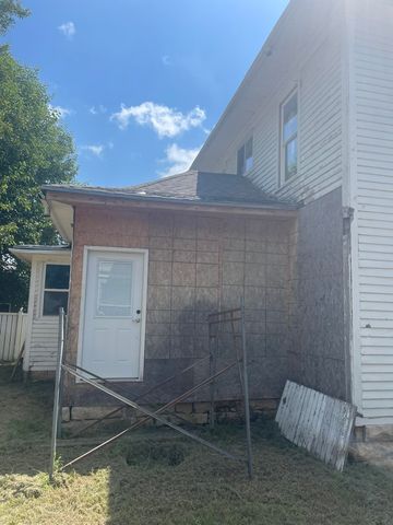 307 E 10th St, Wellington, KS 67152