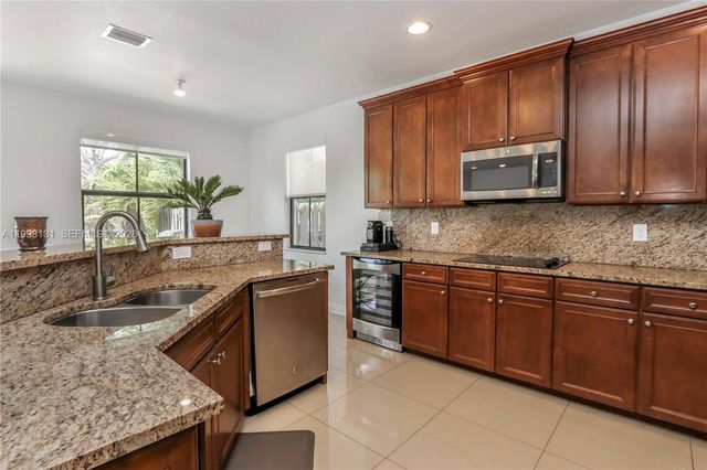 8868 NW 101st Pl, Doral, FL 33178