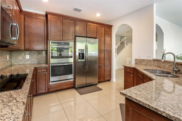 8868 NW 101st Pl, Doral, FL 33178