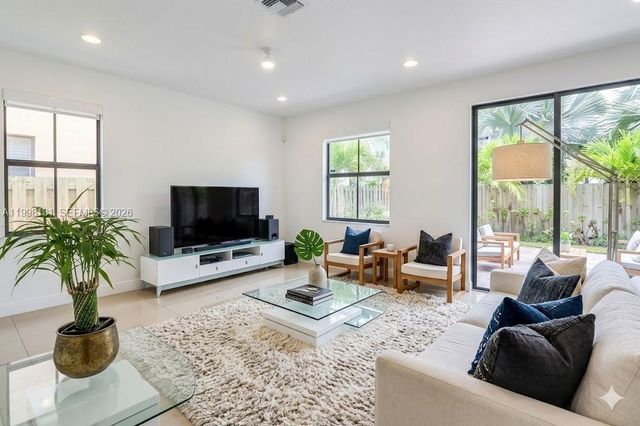 8868 NW 101st Pl, Doral, FL 33178