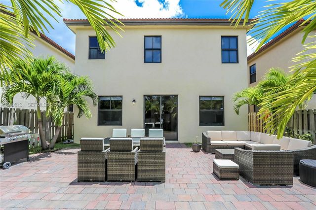 8868 NW 101st Pl, Doral, FL 33178