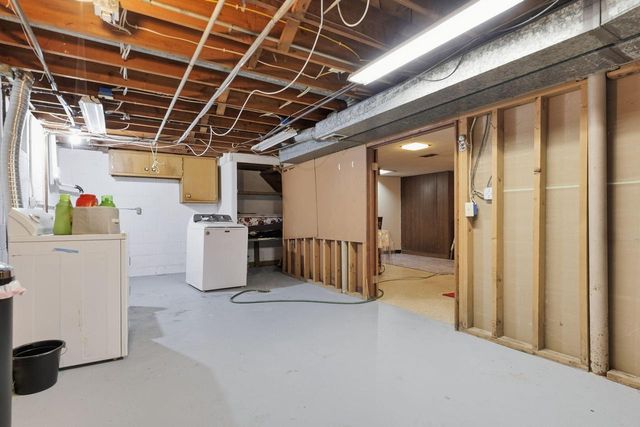 6326 W Bottsford AVENUE, Greenfield, WI 53220