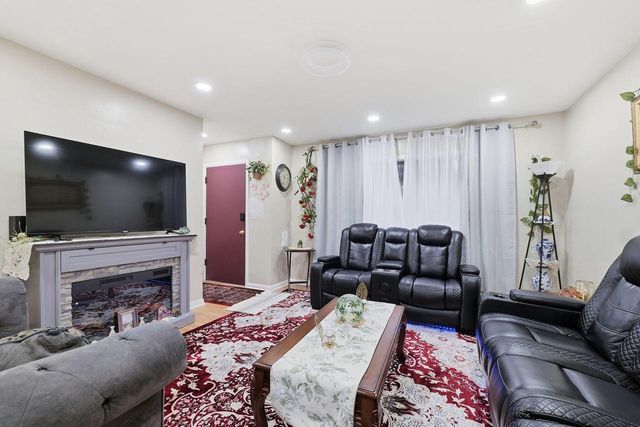 6326 W Bottsford AVENUE, Greenfield, WI 53220