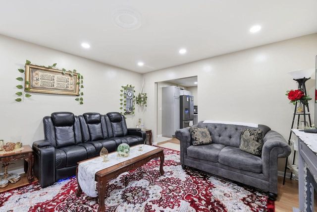 6326 W Bottsford AVENUE, Greenfield, WI 53220