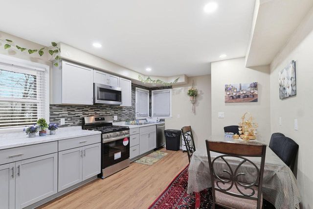 6326 W Bottsford AVENUE, Greenfield, WI 53220