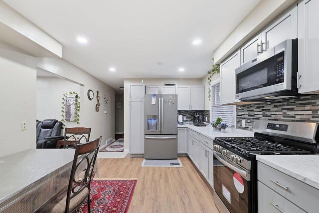 6326 W Bottsford AVENUE, Greenfield, WI 53220