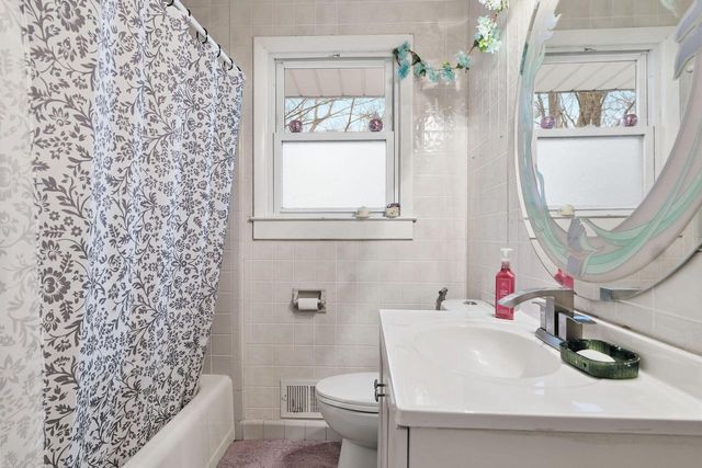 6326 W Bottsford AVENUE, Greenfield, WI 53220