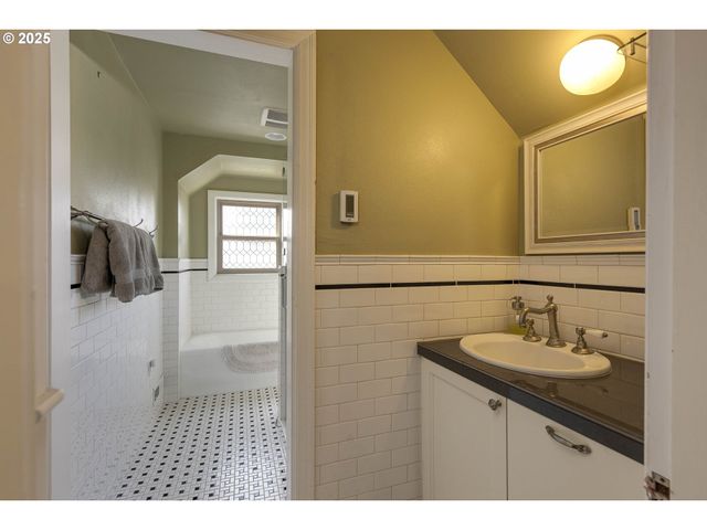 323 Se COWLS St, Mc Minnville, OR 97128