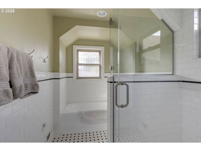 323 Se COWLS St, Mc Minnville, OR 97128