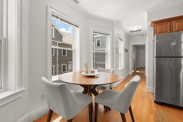 17 Robbins Street 2-2, Waltham, MA 02453