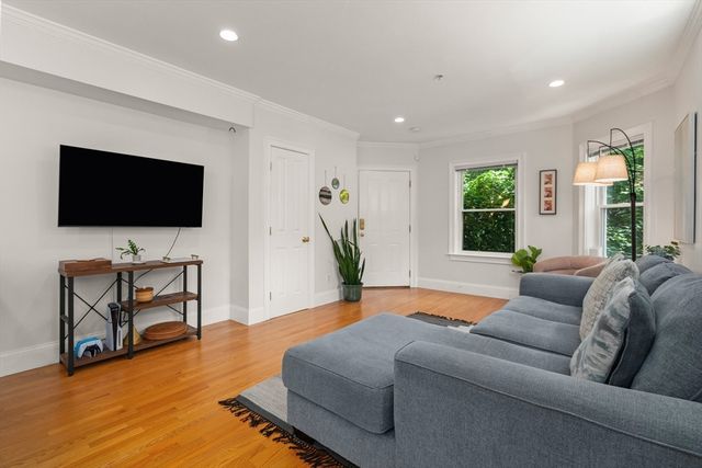 17 Robbins Street 2-2, Waltham, MA 02453