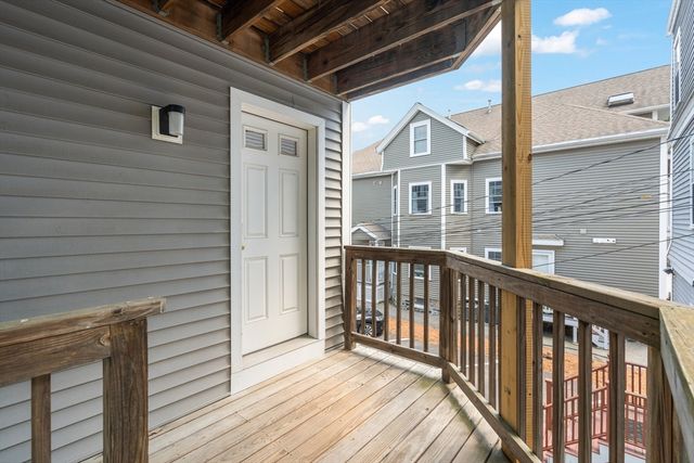 17 Robbins Street 2-2, Waltham, MA 02453