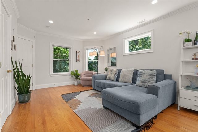 17 Robbins Street 2-2, Waltham, MA 02453