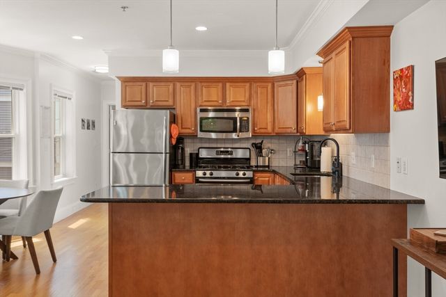 17 Robbins Street 2-2, Waltham, MA 02453