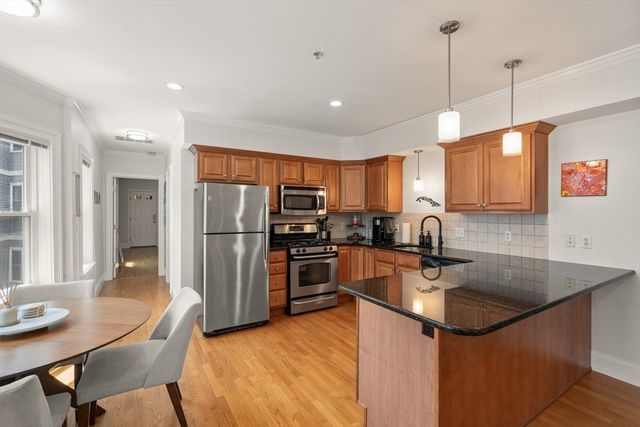 17 Robbins Street 2-2, Waltham, MA 02453