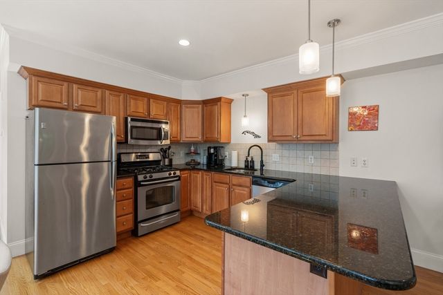 17 Robbins Street 2-2, Waltham, MA 02453