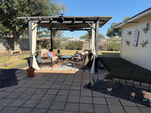 205 Rustic Oaks Drive, League City, TX 77573