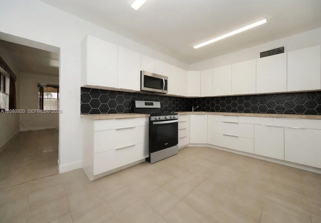 8636 NW 35th Place A, Miami, FL 33147